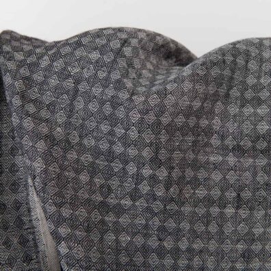 Gęsta, średnio ciężka tkanina lniana o praktycznym wzorze i kolorze może być wykorzystana do szycia najróżniejszych produktów.