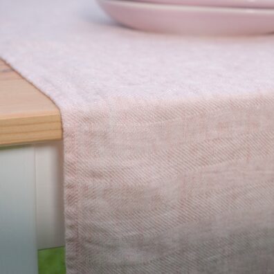 BONA bieżnik z tkaniny lnianej wytkanej splotem jodełkowym z przędzy białej i delikatnie różowej