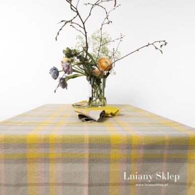 Lniano - bawełniany obrus w kratkę.