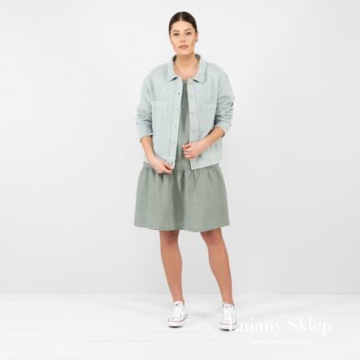 Krótki żakiet w stylu sportowym.