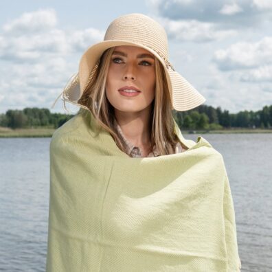 Jasnozielony ręcznik plażowy wytkany splotem jodełkowym
