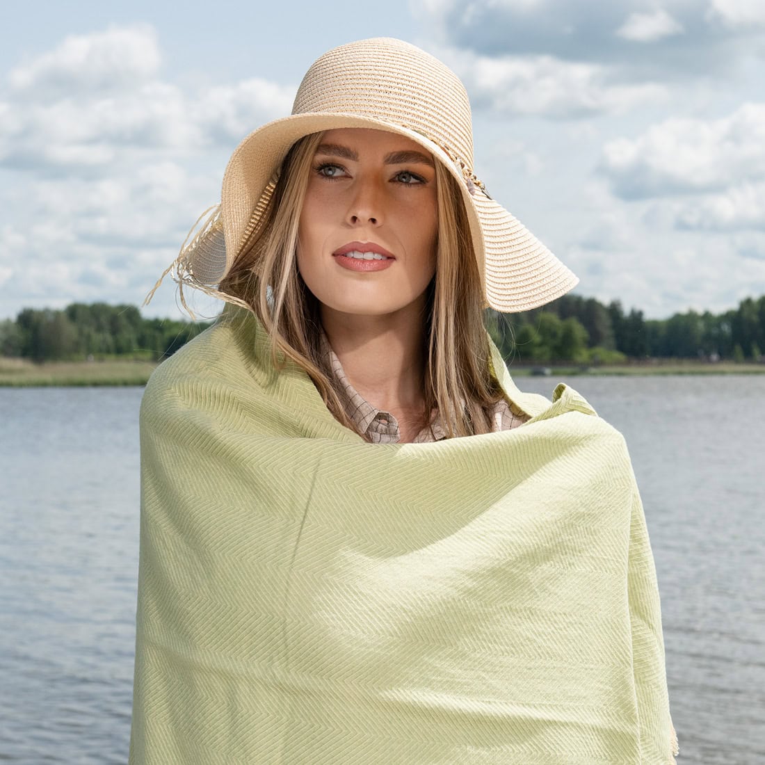 Jasnozielony ręcznik plażowy wytkany splotem jodełkowym