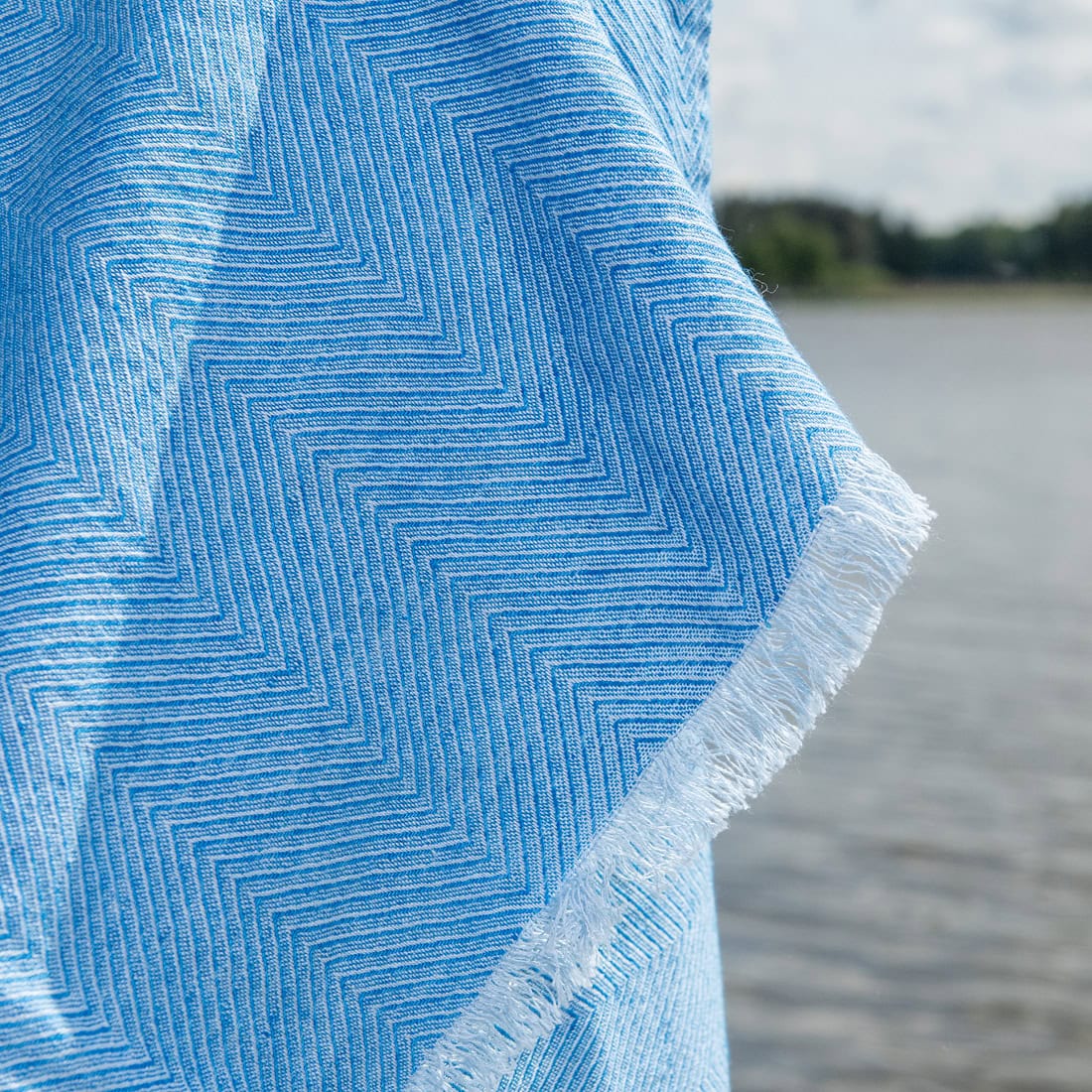 Jaskrawoniebieski ręcznik plażowy